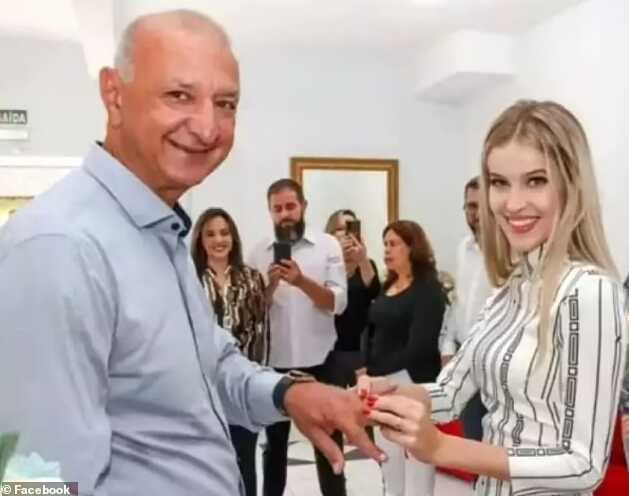 65 yaşındaki belediye başkanı, 16 yaşındaki güzellik kraliçesiyle evlendi
