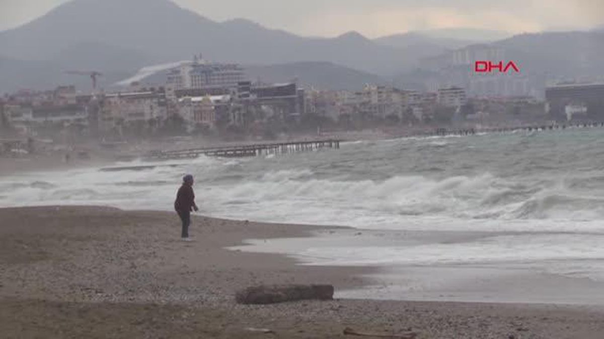 ALANYA'DA SAĞANAK TAŞKINLARA SEBEP OLDU