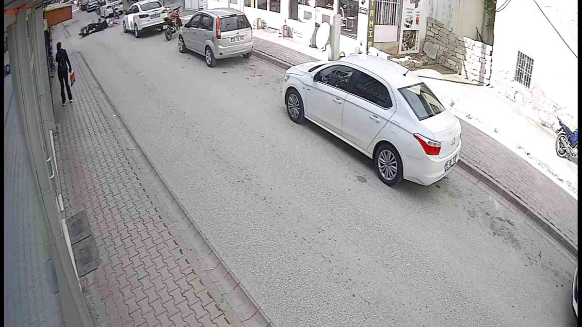 Ara yoldan kontrolsüz çıkan bisikletliye motosiklet çarptı: 1 yaralı