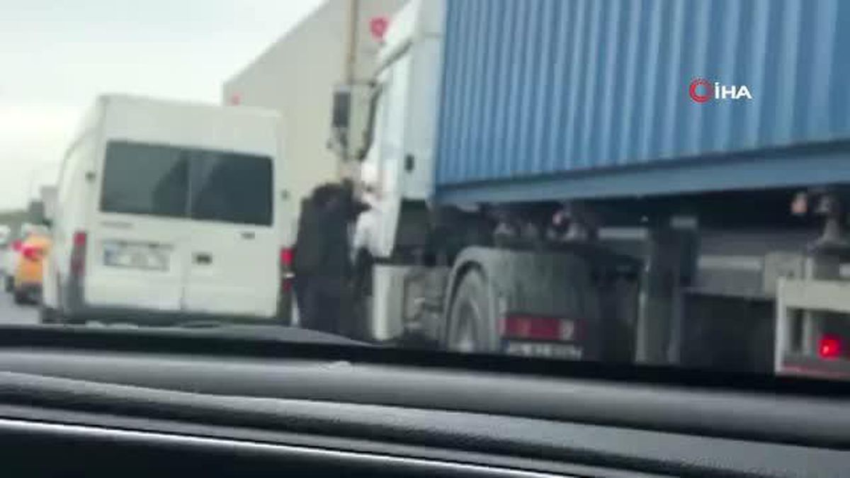 Araçlarını sıkıştıran tır sürücüsüne böyle saldırdılar