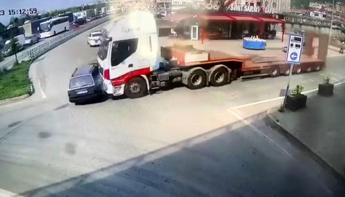 Artvin'de 3 kişinin yaralandığı kaza anı güvenlik kamerasına yansıdı