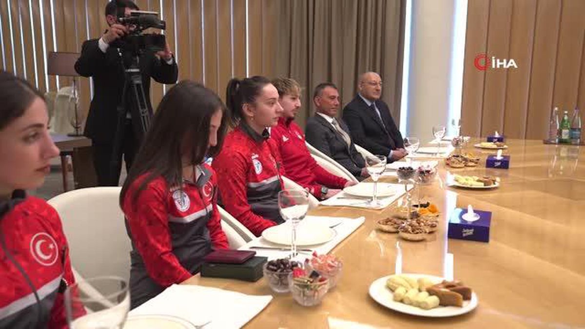 Azerbaycan Cumhurbaşkanı Aliyev, Ermenistan'da madalya kazanan Türk haltercileri kabul etti