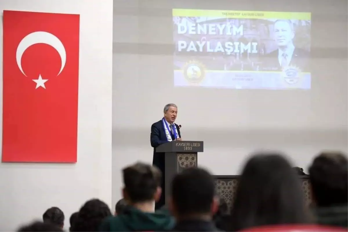 Bakan Akar, 63 öğrencisini şehit veren eski okulu 'Taş Mektep'te öğrencilerle buluştu