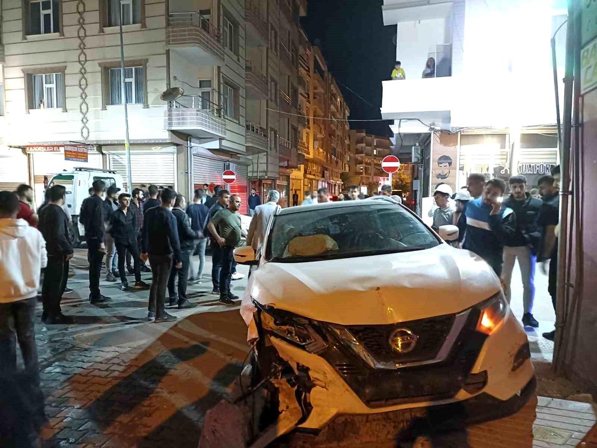 Bismil'de otomobiller kafa kafaya çarpıştı