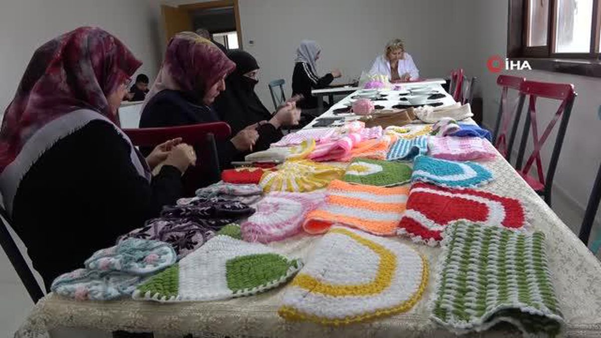 Depremzede kadınlar el sanatlarıyla depremin izlerini silmeye çalışıyor