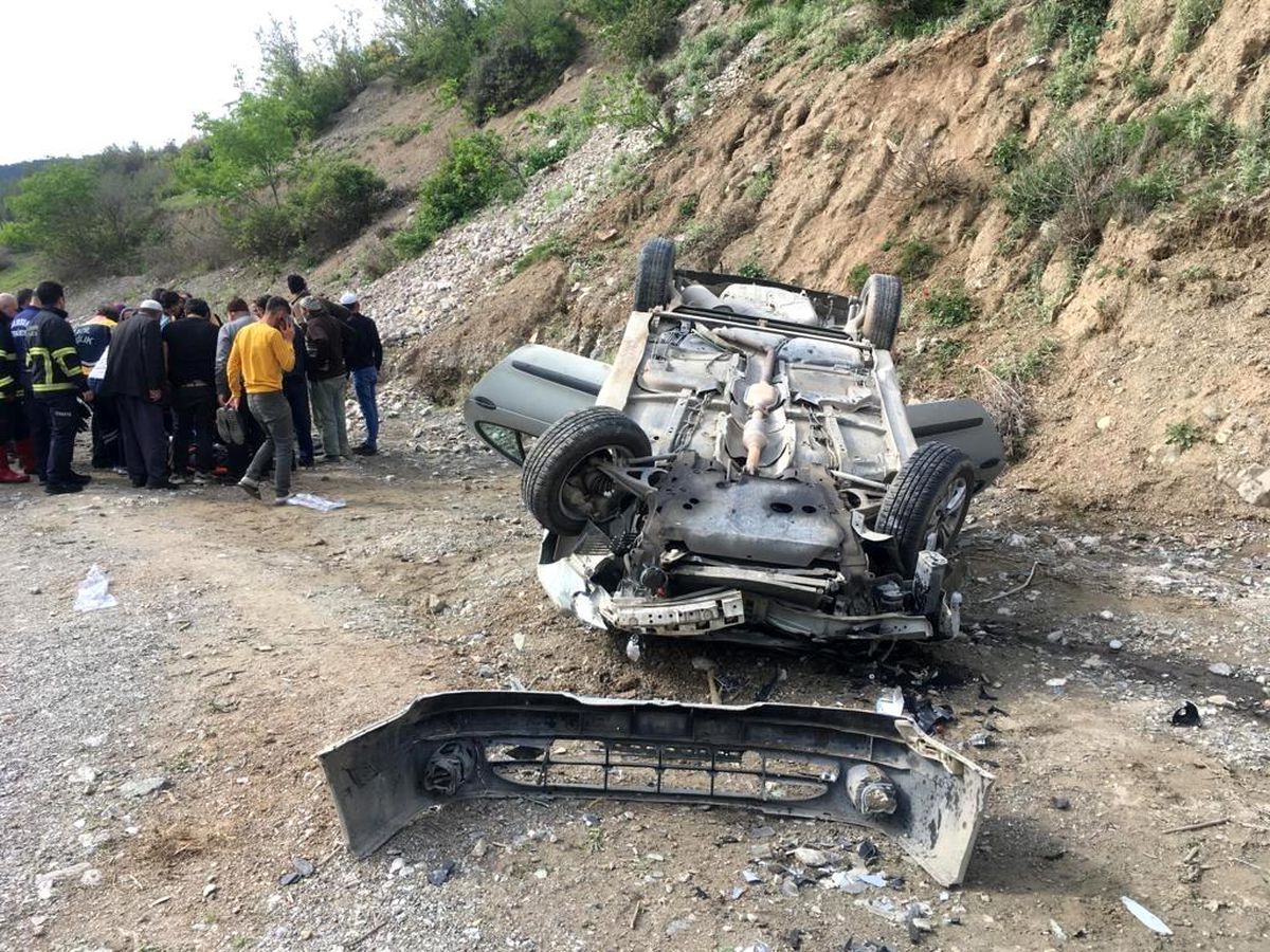 Dere yatağına devrilen otomobildeki iki kişi yaralandı