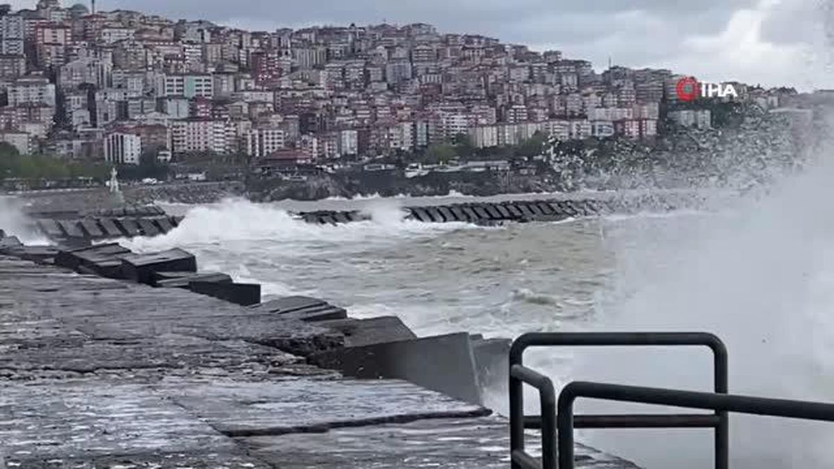 Dev dalgalar kıyıyı adeta dövdü