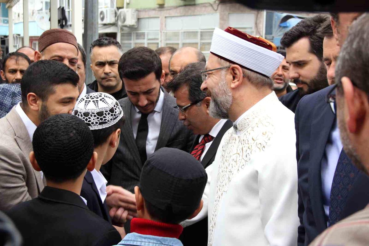 Diyanet İşleri Başkanı Erbaş, Roman vatandaşları umreye uğurladı