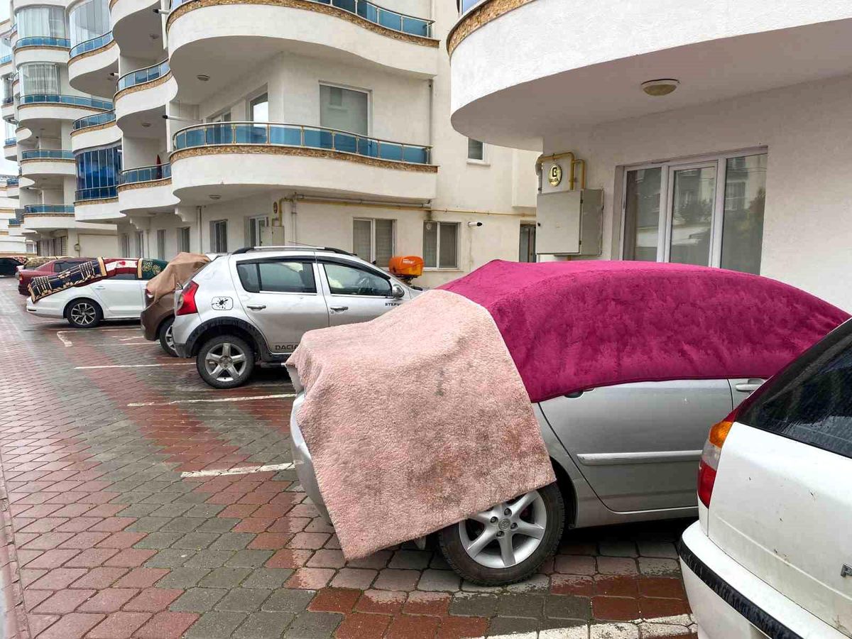 Dolu yağışına karşı araçlara battaniye ve yorganlı koruma