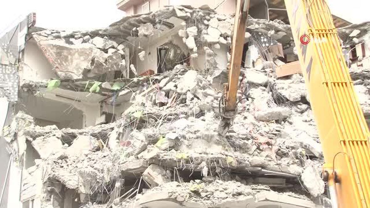 Enkaz kaldırma tamamlandı, acil yıkılacak binalar yıkıldı