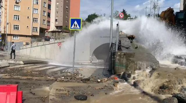 Eyüpsultan'da su borusu patladı, tramvaylar mahsur kaldı