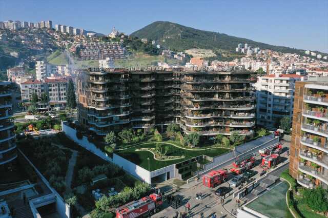 İzmir'de sitede çıkan yangını misafir fark etmiş