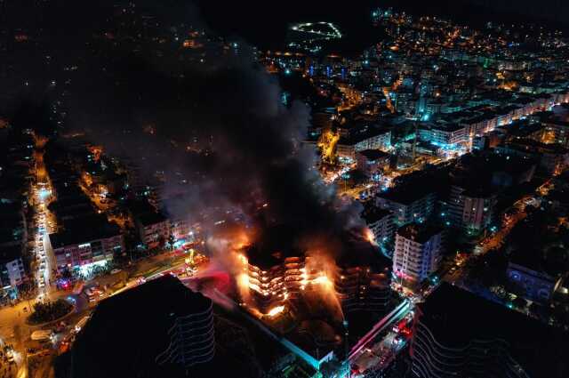 İzmir'in lüks sitesindeki yangından gelen görüntüler çok vahim!