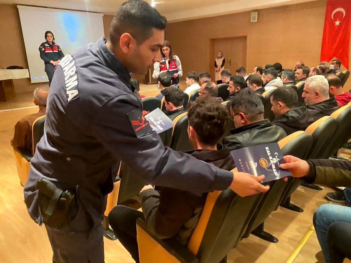 Jandarmadan erkeklere 'Kadına El Kal-Ka-Maz' eğitimi