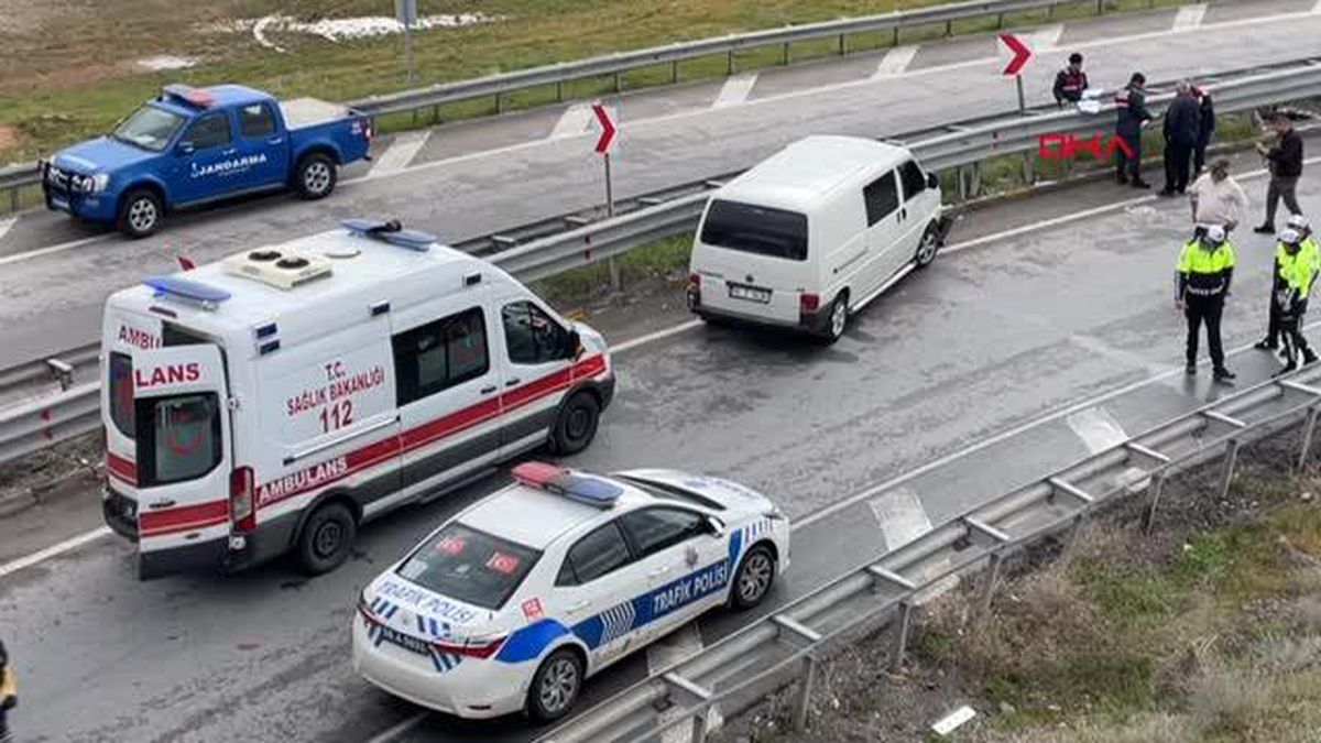 KAVŞAĞA HIZLI GİREN MİNİBÜS BARİYERLERE ÇARPTI 4 YARALI