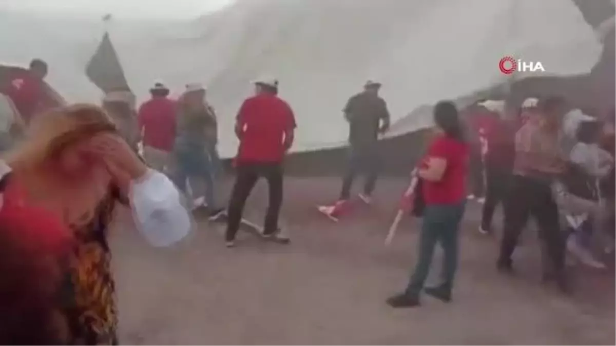 Meksika'da şiddetli rüzgara kapılan tente uçtu: 1 ölü, 26 yaralı