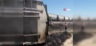 Meksika'da yük treni raydan çıktı, çalılık alan alev aldı