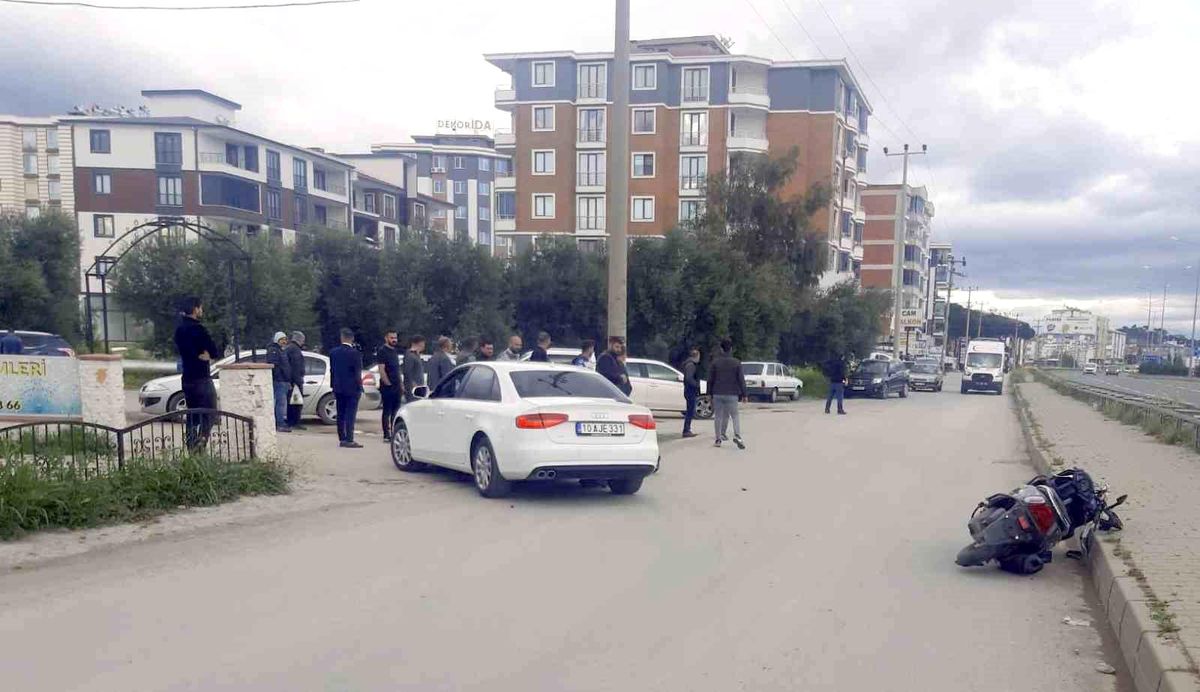 Motosiklet otomobil ile çarpıştı