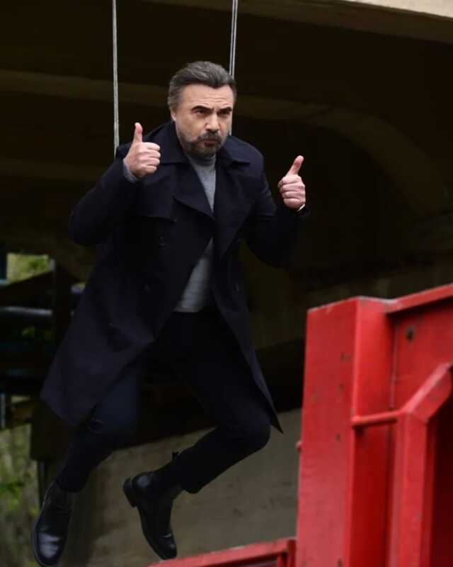 Oktay Kaynarca, senaryo için dublör kullanmadan 30 metreden atladı