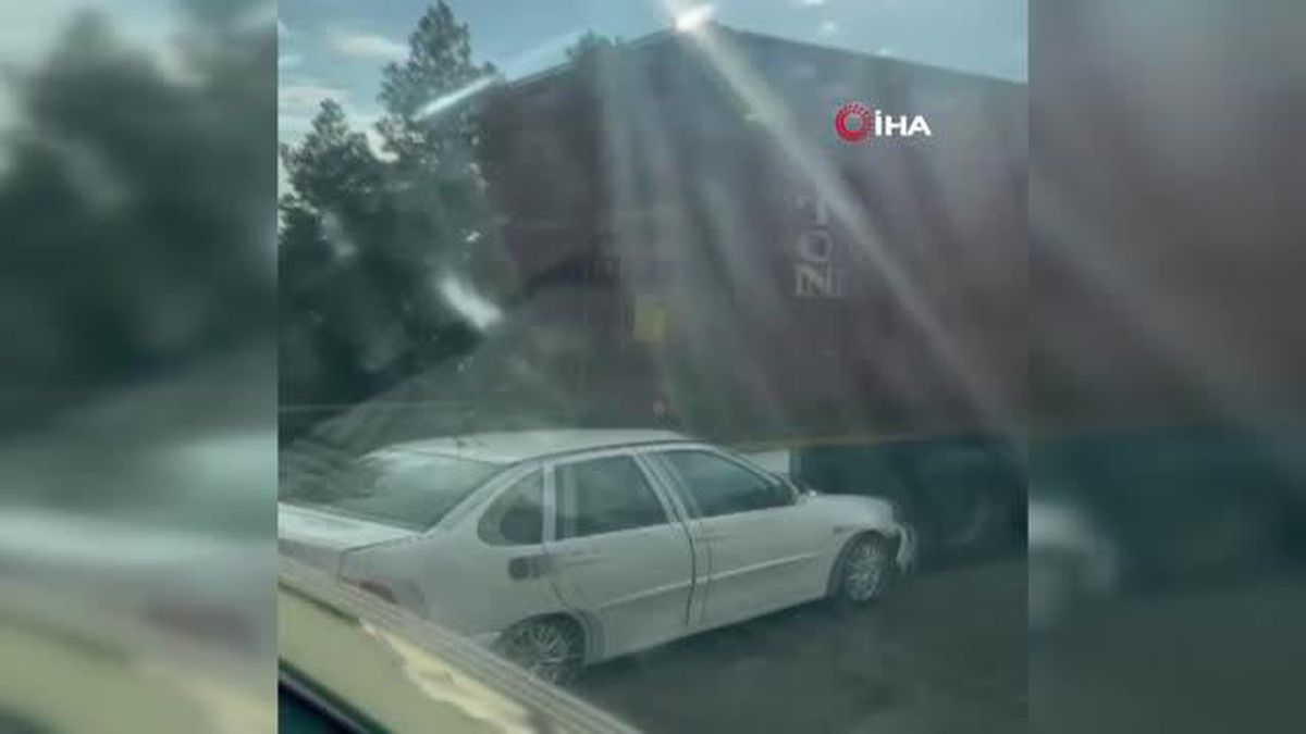 Otoyolda 3 zincirleme kaza: 1'i ağır 10 yaralı