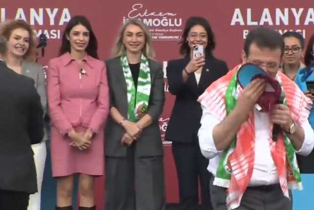 Sahneye atılan Trabzonspor şapkasını öpen Ekrem İmamoğlu'ndan bomba cevap: Oğlum bu yere atılır mı?