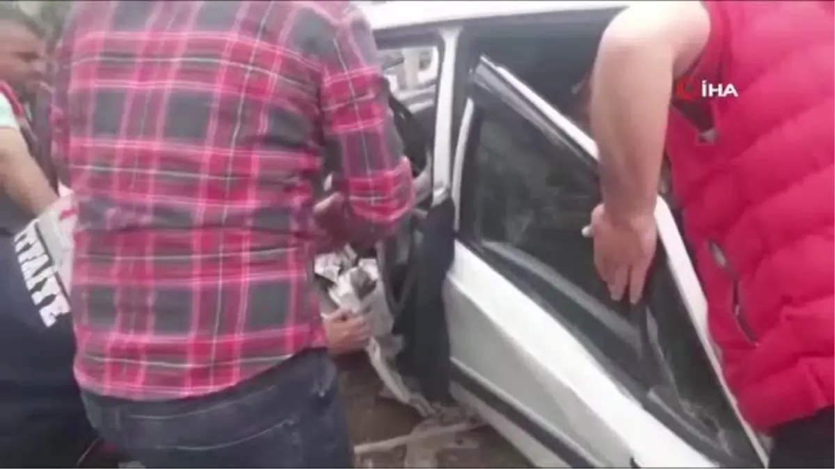 Servis minibüsü ile otomobilin çarpıştığı kazada 1 kişi yaralandı