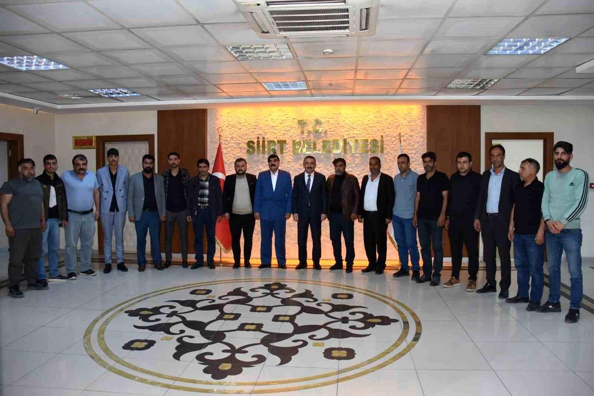 Siirt Valisi Hacıbektaşoğlu, vatandaşların sorun ve taleplerini dinlemeye devam ediyor