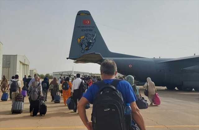 Son Dakika! Sudan'a giden Türk tahliye uçağına ateş açıldı, saldırıya uğrayan uçak emniyetle indi