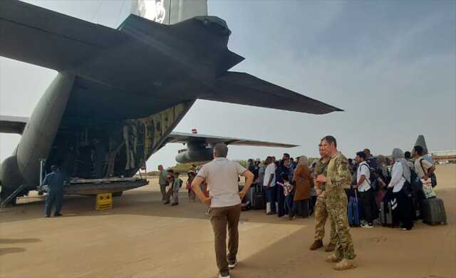 Son Dakika! Sudan'a giden Türk tahliye uçağına ateş açıldı, saldırıya uğrayan uçak emniyetle indi