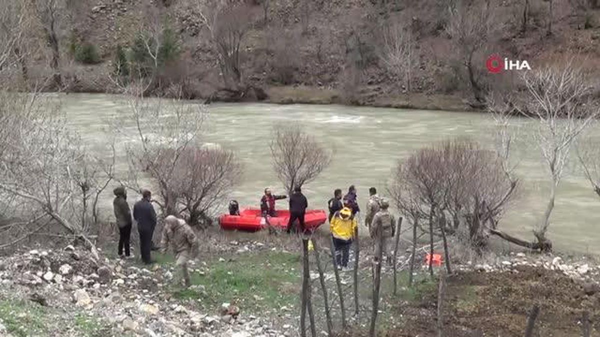 Tunceli'de 38 gün önce çaya uçan araç su yüzeyine çıktı