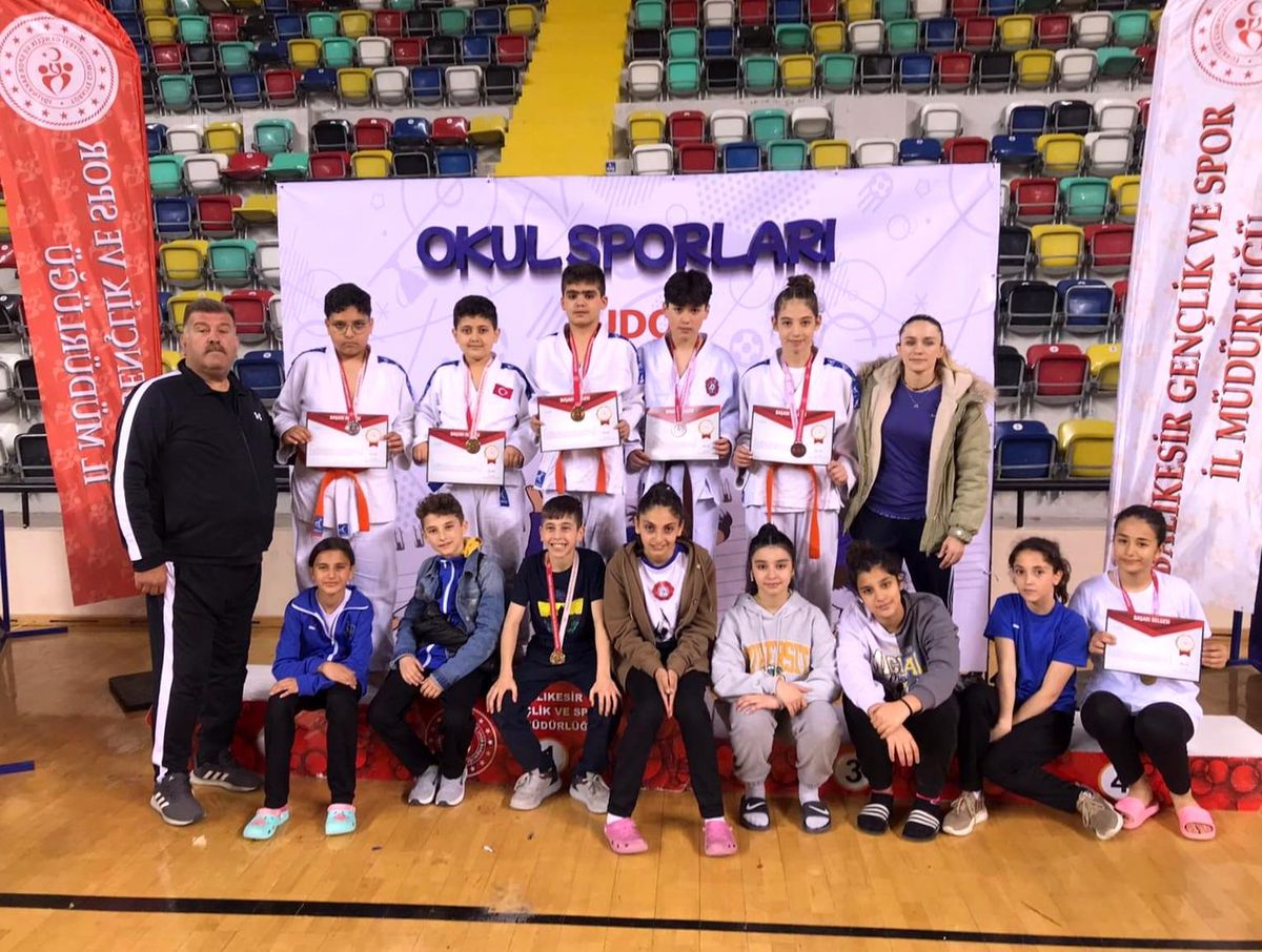 Yunusemre'nin küçüklerinden 10 madalya