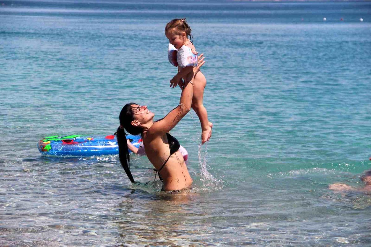 Antalya'da bahar sıcaklığı sahilleri doldurdu