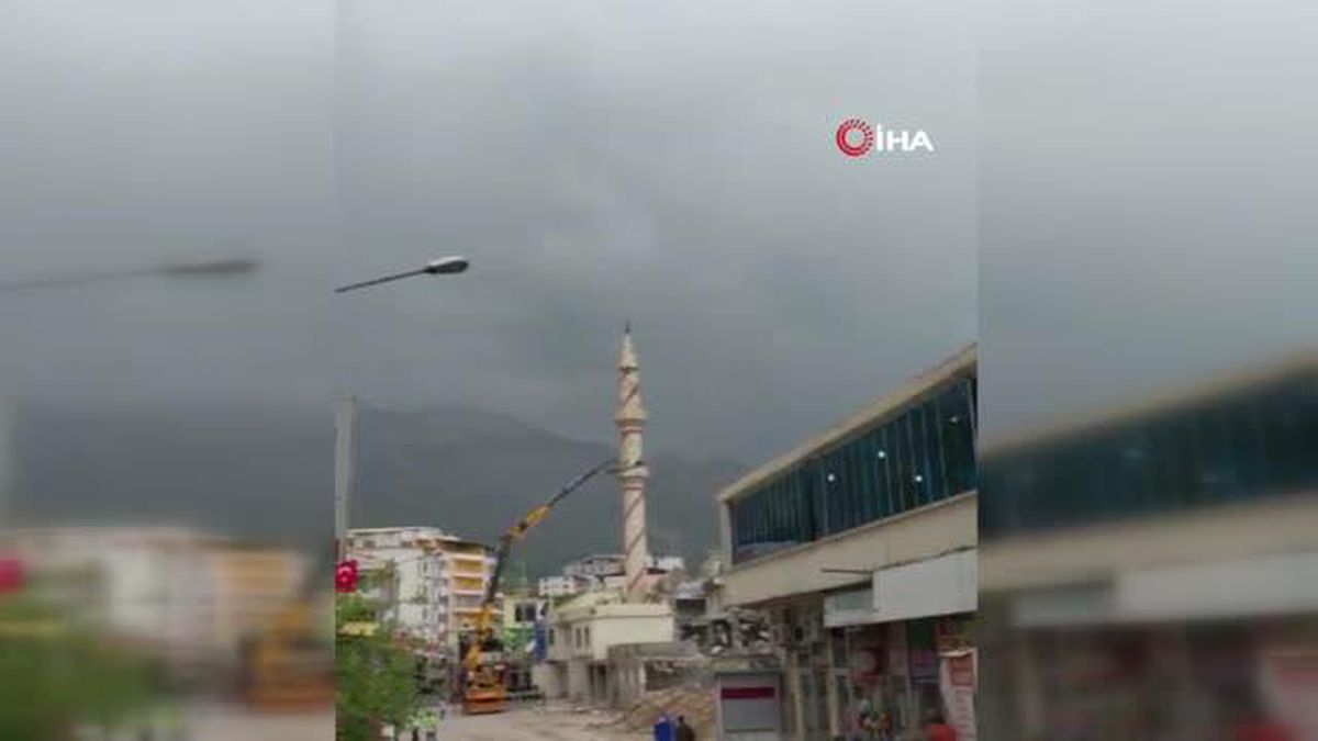Batman'da çökme tehlikesi bulunan yarım asırlık minare kontrollü olarak yıkıldı