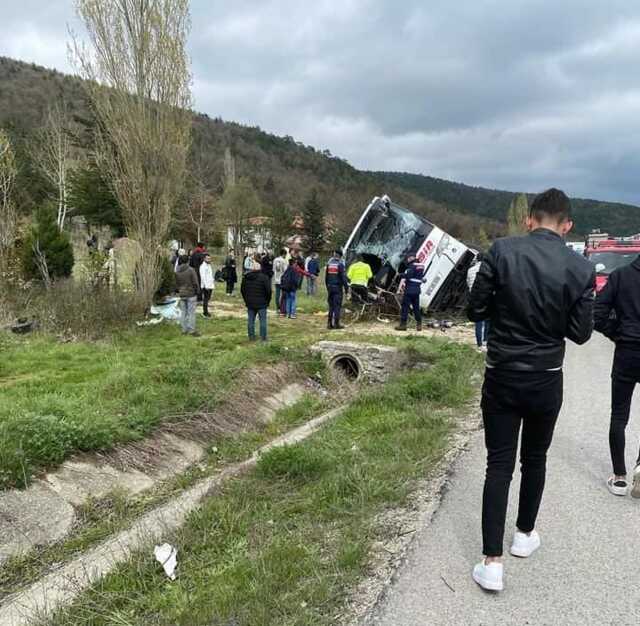 Bilecik'te yolcu otobüsü şarampole devrildi: 1'i ağır 12 yaralı