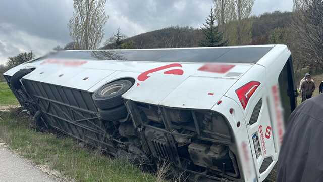 Bilecik'te yolcu otobüsü şarampole devrildi: 1'i ağır 12 yaralı