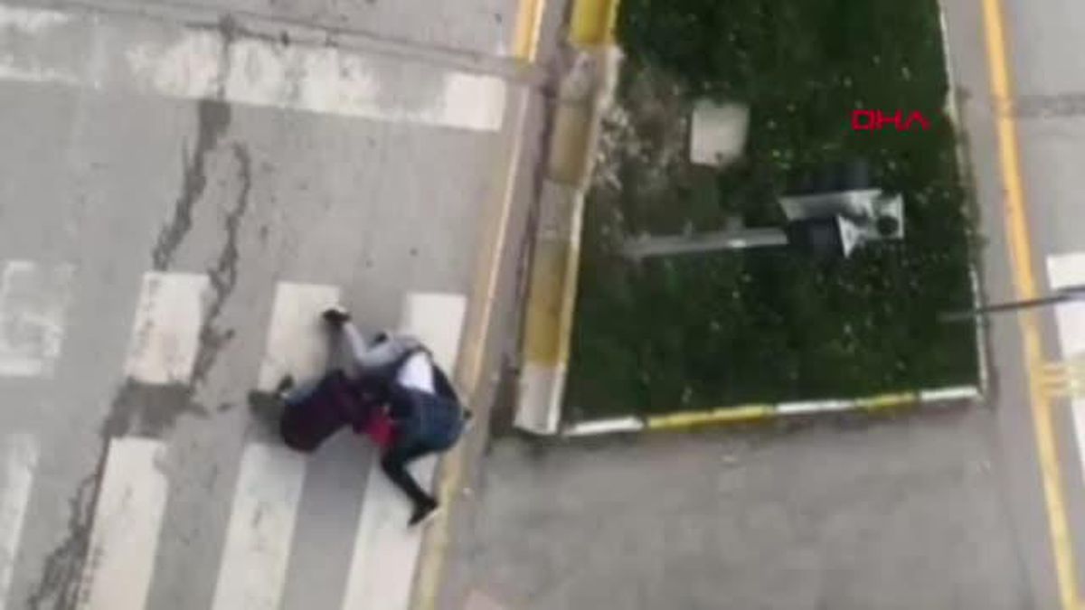 ÇORUM'DA 3 KİŞİNİN KAVGA ANI KAMERADA 2 KİŞİ VURULARAK AĞIR YARALANDI