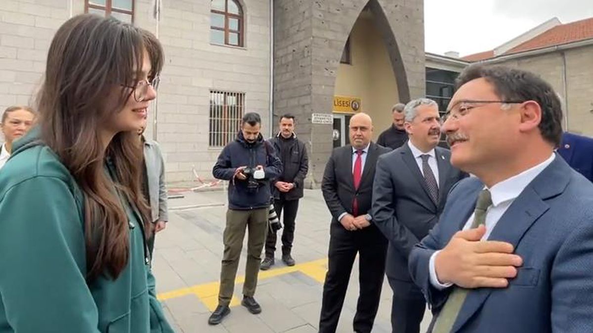 Depremzede genç kızdan Vali Çiçek'e teşekkür: Çok faydanız oldu bize