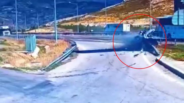 Dinlenme tesisine girmek isterken bariyere ok gibi saplandı! O anlar kamerada