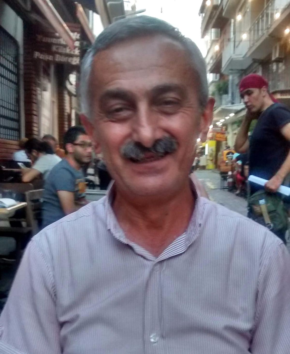Efeler'in Münir Müdürü kalbine yenik düştü