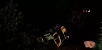 Ehliyetsiz sürücü ağaçlık alana uçtu: 2 yaralı