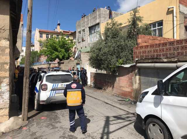 Eşini ve kuzenini öldürüp polise teslim oldu
