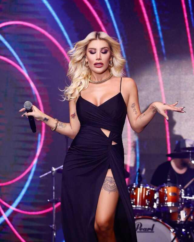 İrem Derici uçağın tuvaletinden paylaşım yaptı, sosyal medyada yer yerinden oynadı İrem Derici uçağın tuvaletinden paylaşım yaptı, sosyal medyada yer yerinden oynadı