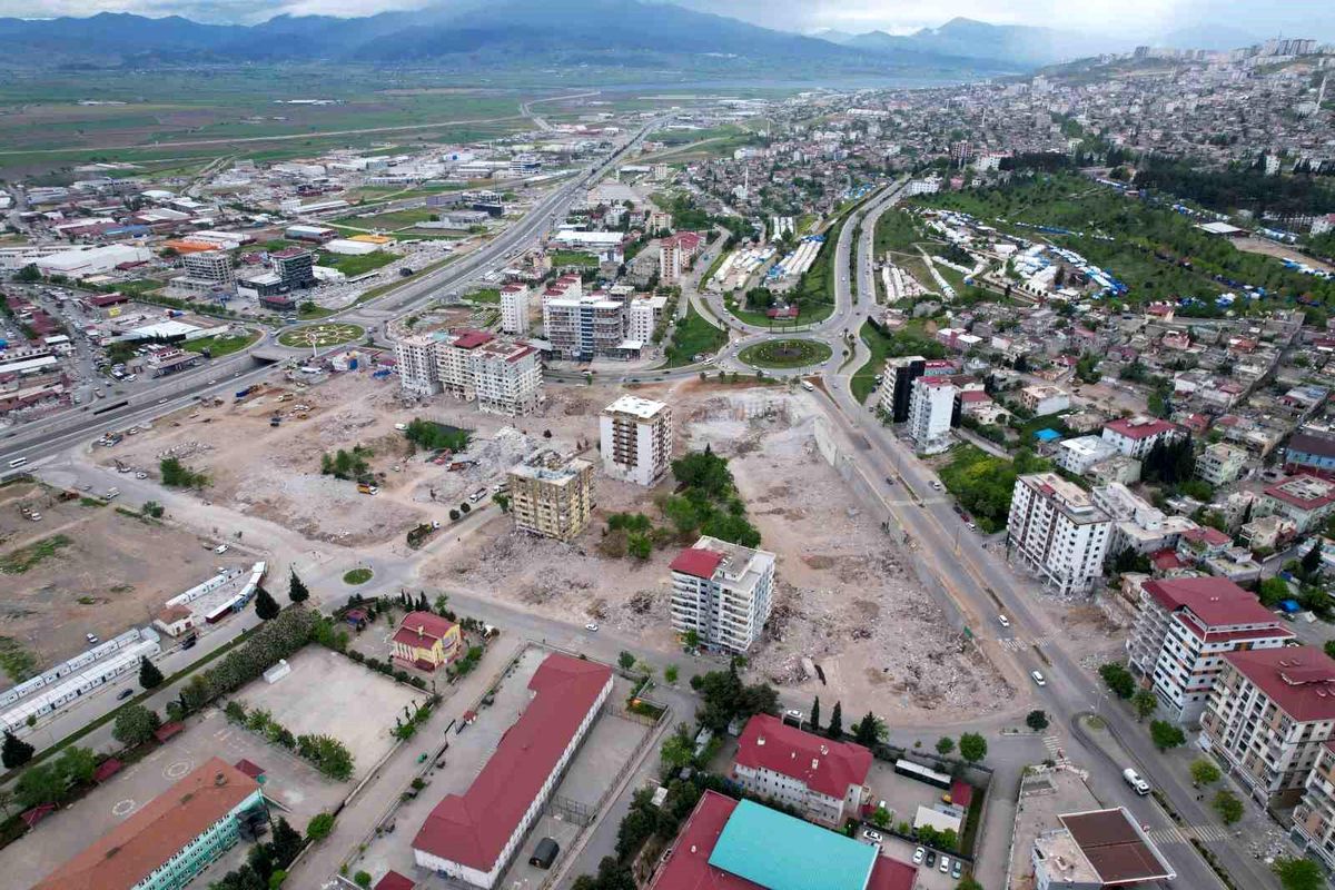 Kahramanmaraş'ta Ebrar Sitesi'nin enkazını kaldırma çalışmaları devam ediyor