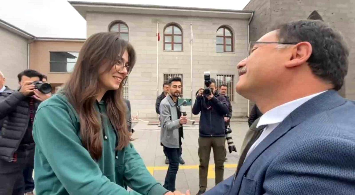 Kahramanmaraşlı depremzede öğrenci valiyi gördü, teşekkür etti