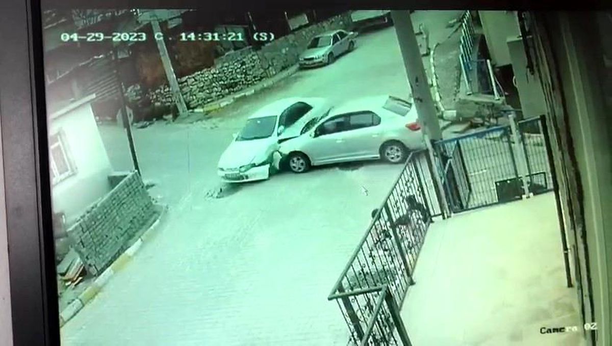 Kazada otomobil yokuştan aşağı savrularak bina duvarına çarptı