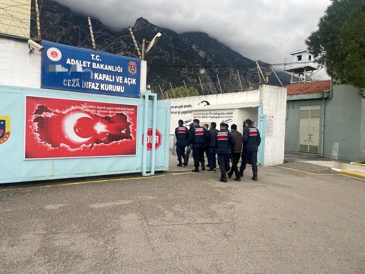 Manisa'da jandarma dedektifleri 21 aranan şahsı yakaladı