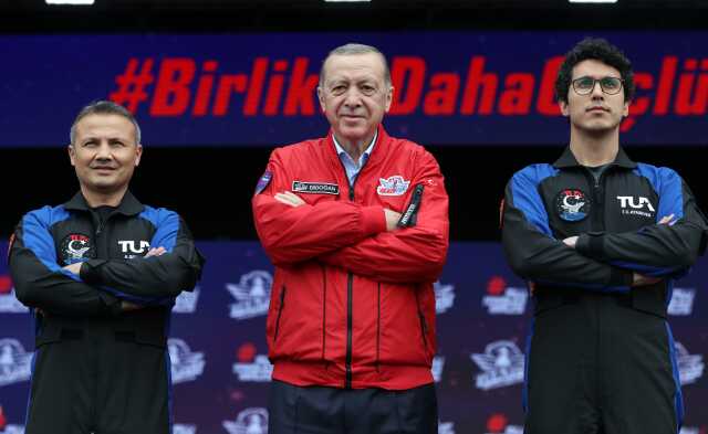 Son Dakika: Türkiye'nin ilk uzay yolcuları belli oldu! İşte Cumhurbaşkanı Erdoğan'ın sahneden ilan ettiği iki isim