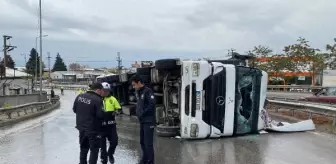 Kocaeli'de TIR devrildi: Sürücü yaralandı, yol trafiğe kapandı