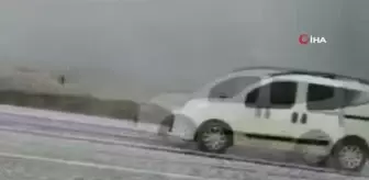 Yağan dolu kazaya neden oldu... Kontrolden çıkan otomobil böyle takla attı