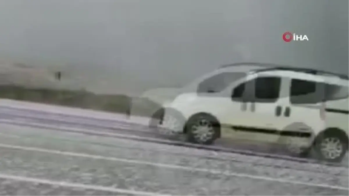 Yağan dolu kazaya neden oldu... Kontrolden çıkan otomobil böyle takla attı